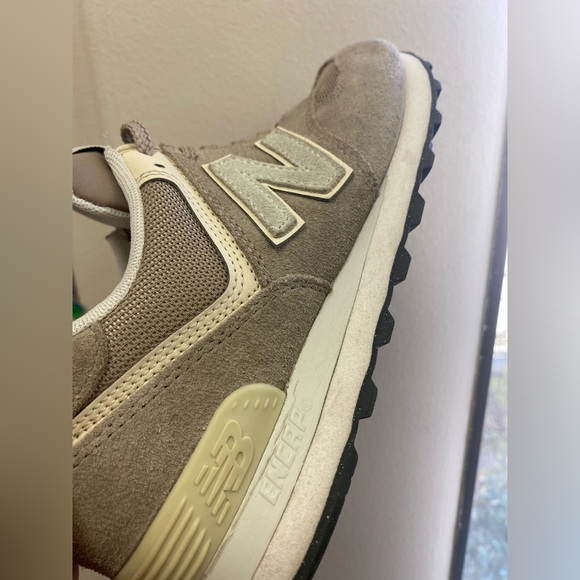 New Balance Men’s 7.5 / Women’s 9 NB Beige Sneakers - Picture 9 of 9
